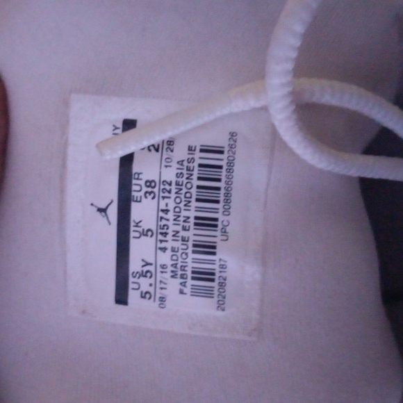 women's  cherry Jordan size 5.5, they like brand new. worn like 2 times - Picture 5 of 5